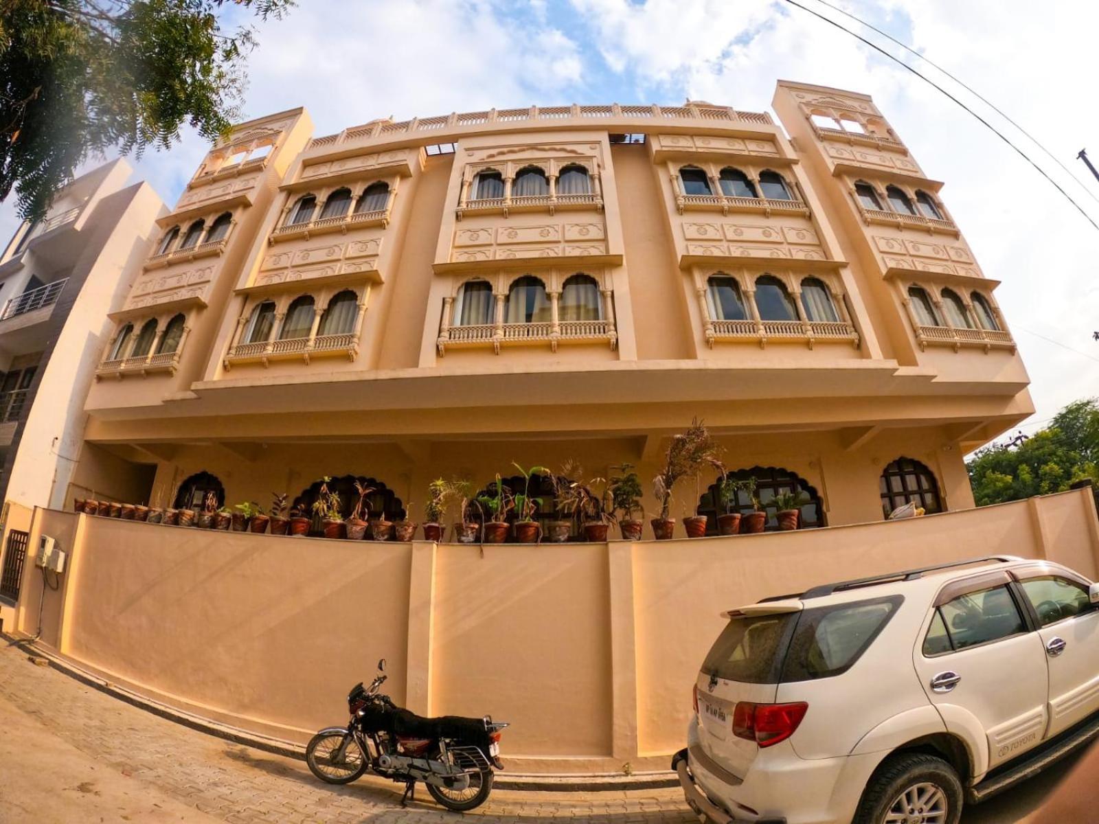 ホテル The Taj Vista Agra- Walking Distance To Taj Mahal アーグラ エクステリア 写真