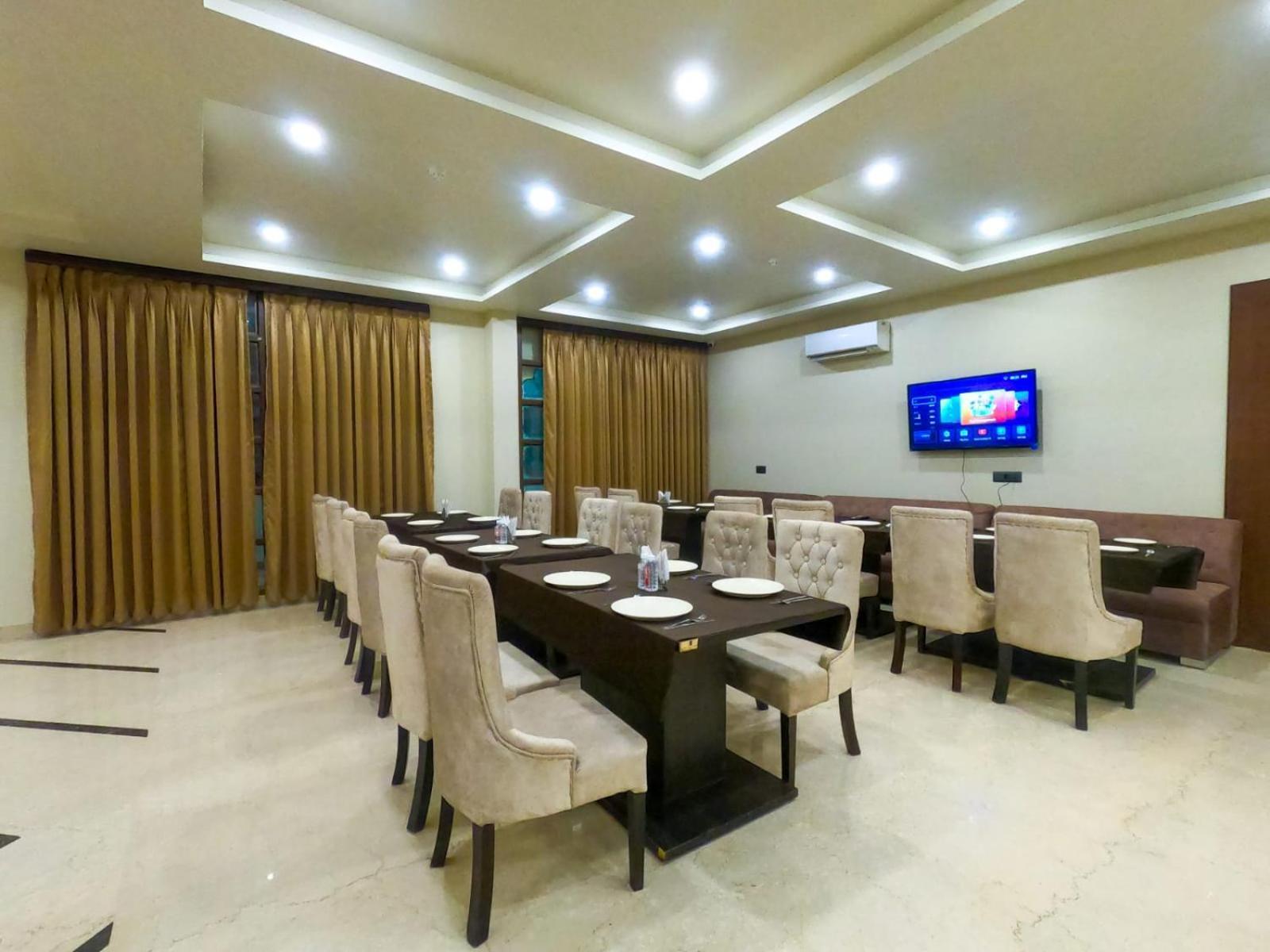 ホテル The Taj Vista Agra- Walking Distance To Taj Mahal アーグラ エクステリア 写真